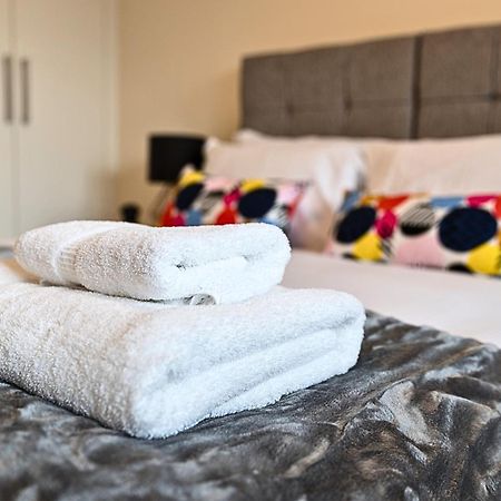 Heathrow Rare Find 2 Bedroom Plus 2 Bathroom Flat - Sleeps 6- Free Parking- Close To Heathrow Terminals-Quiet Development Stanwell Esterno foto
