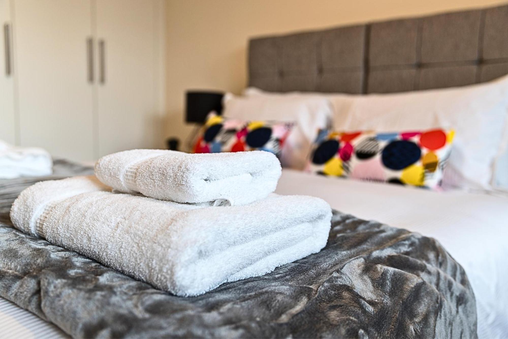 Heathrow Rare Find 2 Bedroom Plus 2 Bathroom Flat - Sleeps 6- Free Parking- Close To Heathrow Terminals-Quiet Development Stanwell Esterno foto