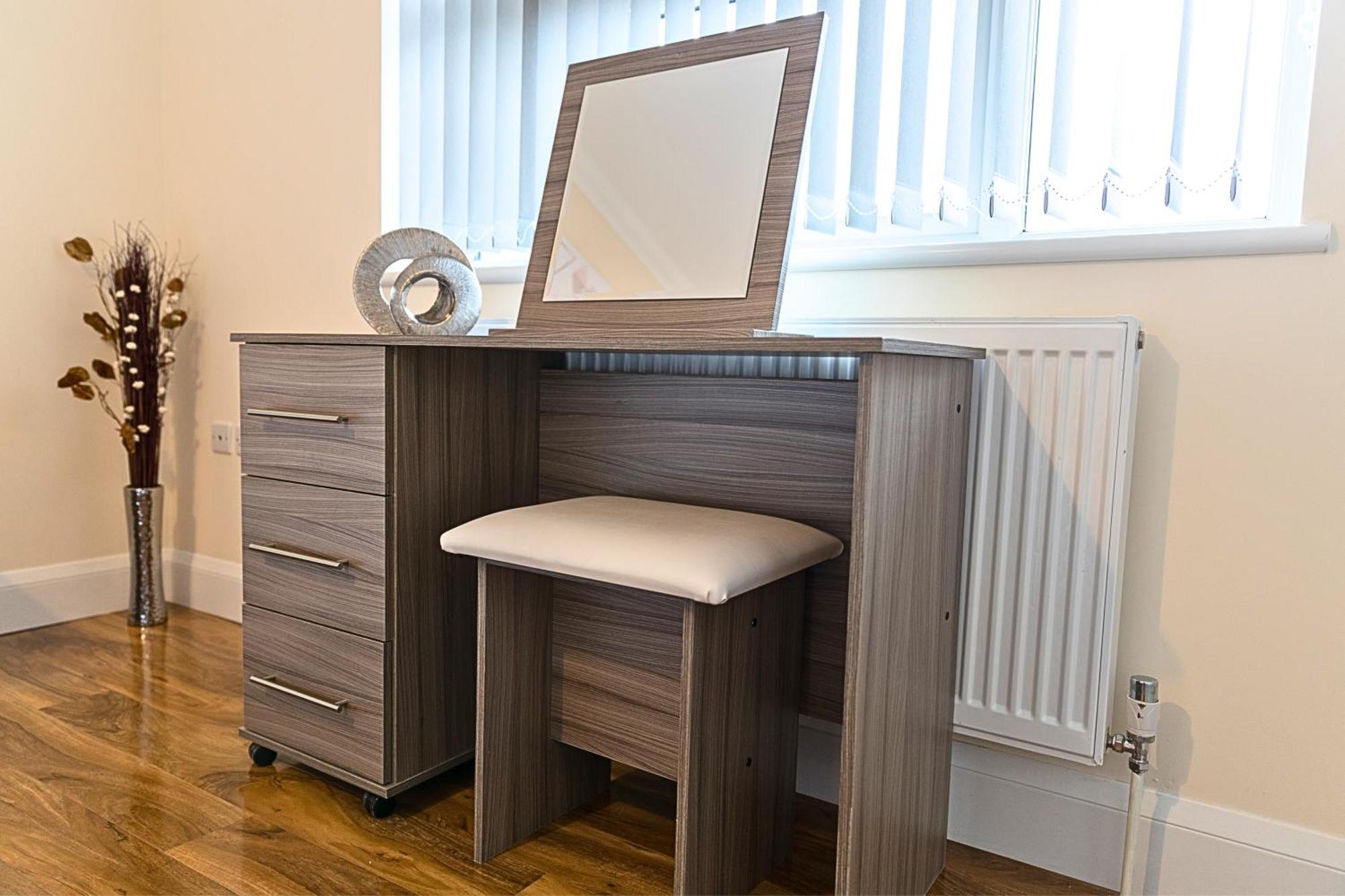 Heathrow Rare Find 2 Bedroom Plus 2 Bathroom Flat - Sleeps 6- Free Parking- Close To Heathrow Terminals-Quiet Development Stanwell Esterno foto