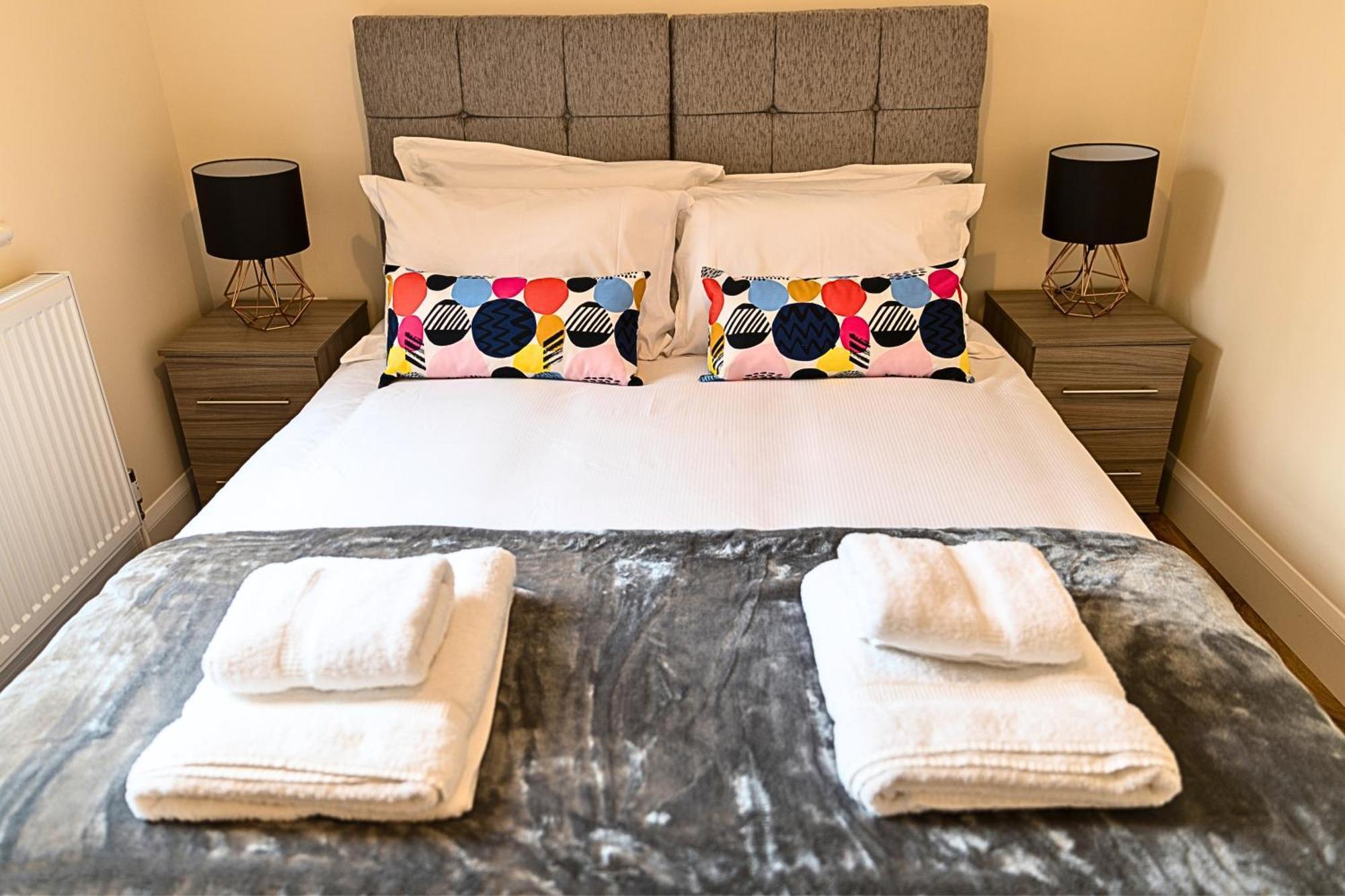 Heathrow Rare Find 2 Bedroom Plus 2 Bathroom Flat - Sleeps 6- Free Parking- Close To Heathrow Terminals-Quiet Development Stanwell Esterno foto