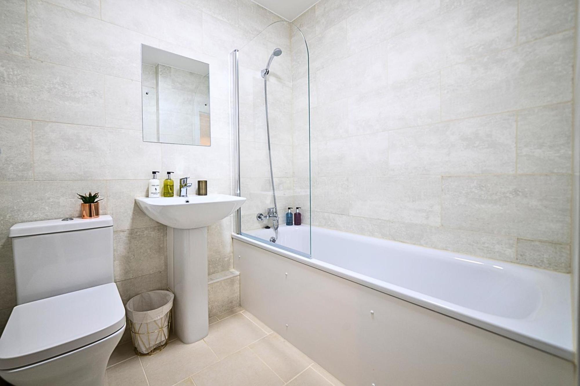 Heathrow Rare Find 2 Bedroom Plus 2 Bathroom Flat - Sleeps 6- Free Parking- Close To Heathrow Terminals-Quiet Development Stanwell Esterno foto