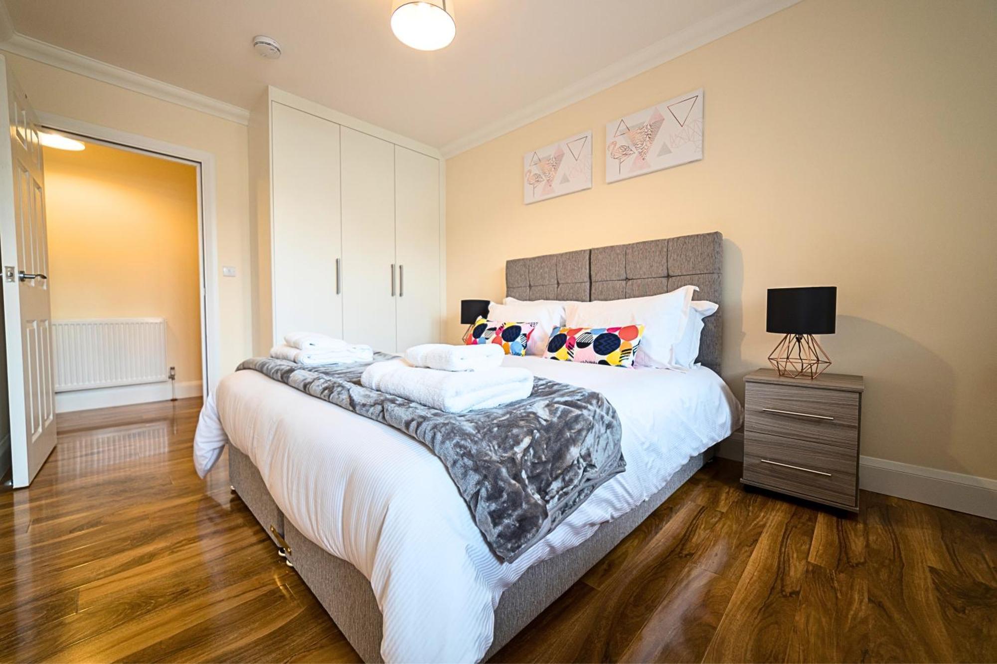Heathrow Rare Find 2 Bedroom Plus 2 Bathroom Flat - Sleeps 6- Free Parking- Close To Heathrow Terminals-Quiet Development Stanwell Esterno foto