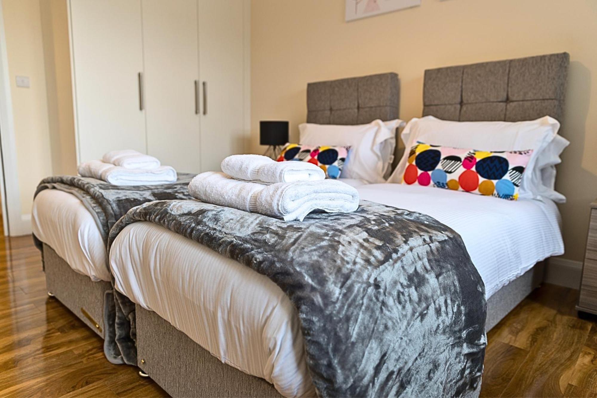 Heathrow Rare Find 2 Bedroom Plus 2 Bathroom Flat - Sleeps 6- Free Parking- Close To Heathrow Terminals-Quiet Development Stanwell Esterno foto