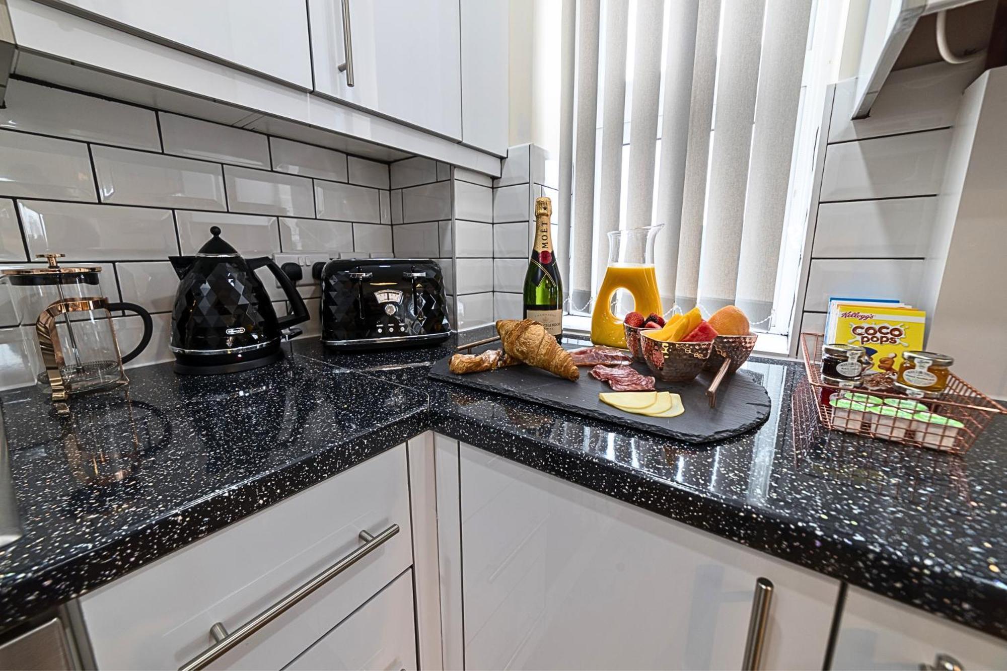 Heathrow Rare Find 2 Bedroom Plus 2 Bathroom Flat - Sleeps 6- Free Parking- Close To Heathrow Terminals-Quiet Development Stanwell Esterno foto